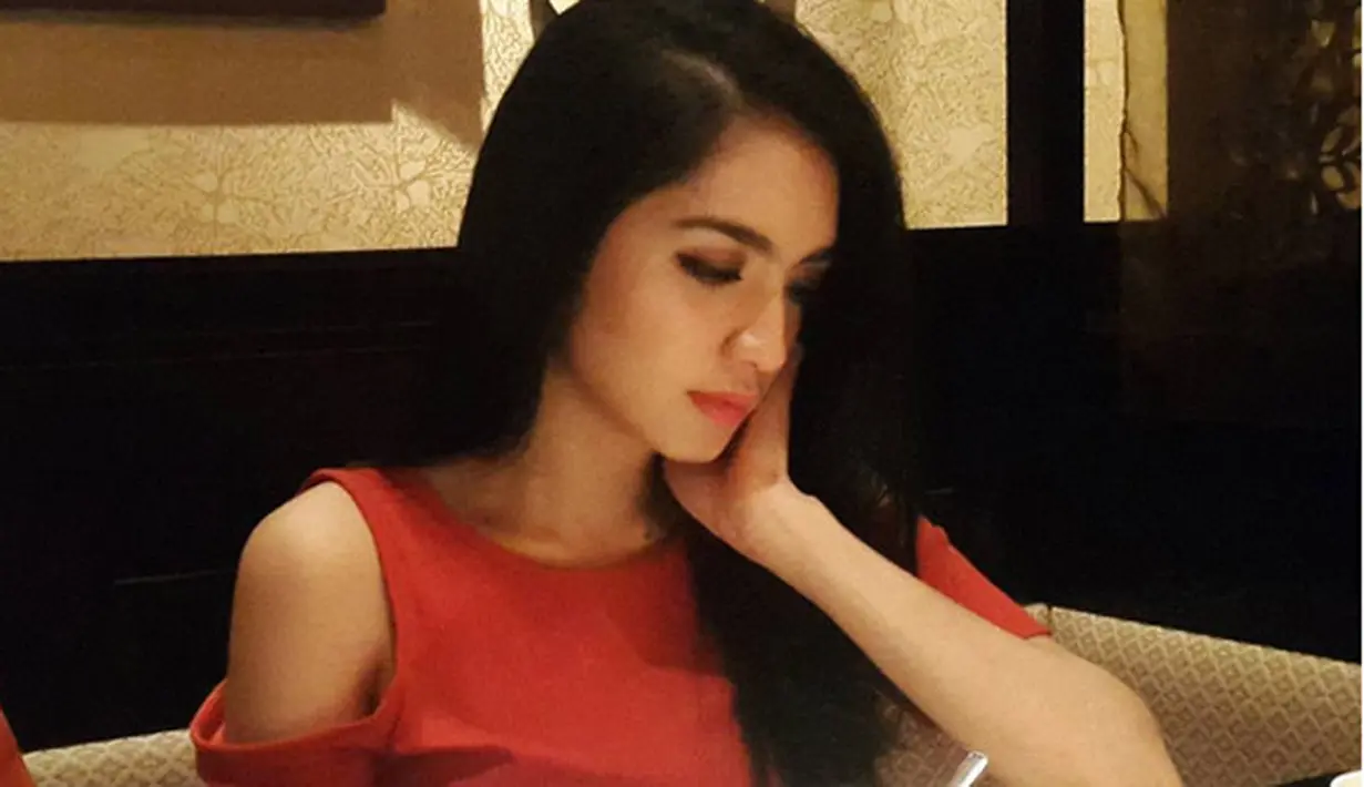 Berbagai kabar miring menimpa Angel Karamoy setelah resmi menjanda. Selain dikabarkan pindah agama, mantan istri Steven Rumangkang itu dikabarkan menikah siri. Kabar beredar, ia nikah siri dengan produser. (Instagram/realangelkaramoy)