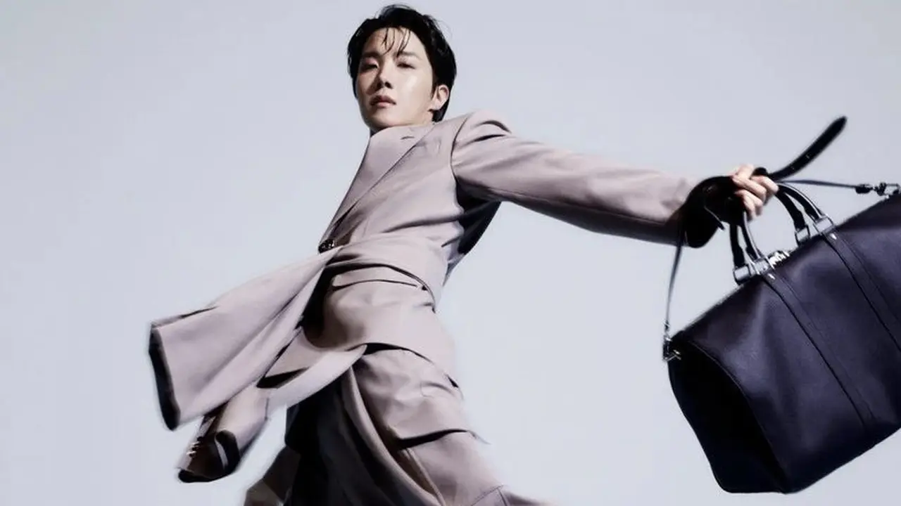 Tampilan Terbaru J-Hope Pamer Tas Louis Vuitton