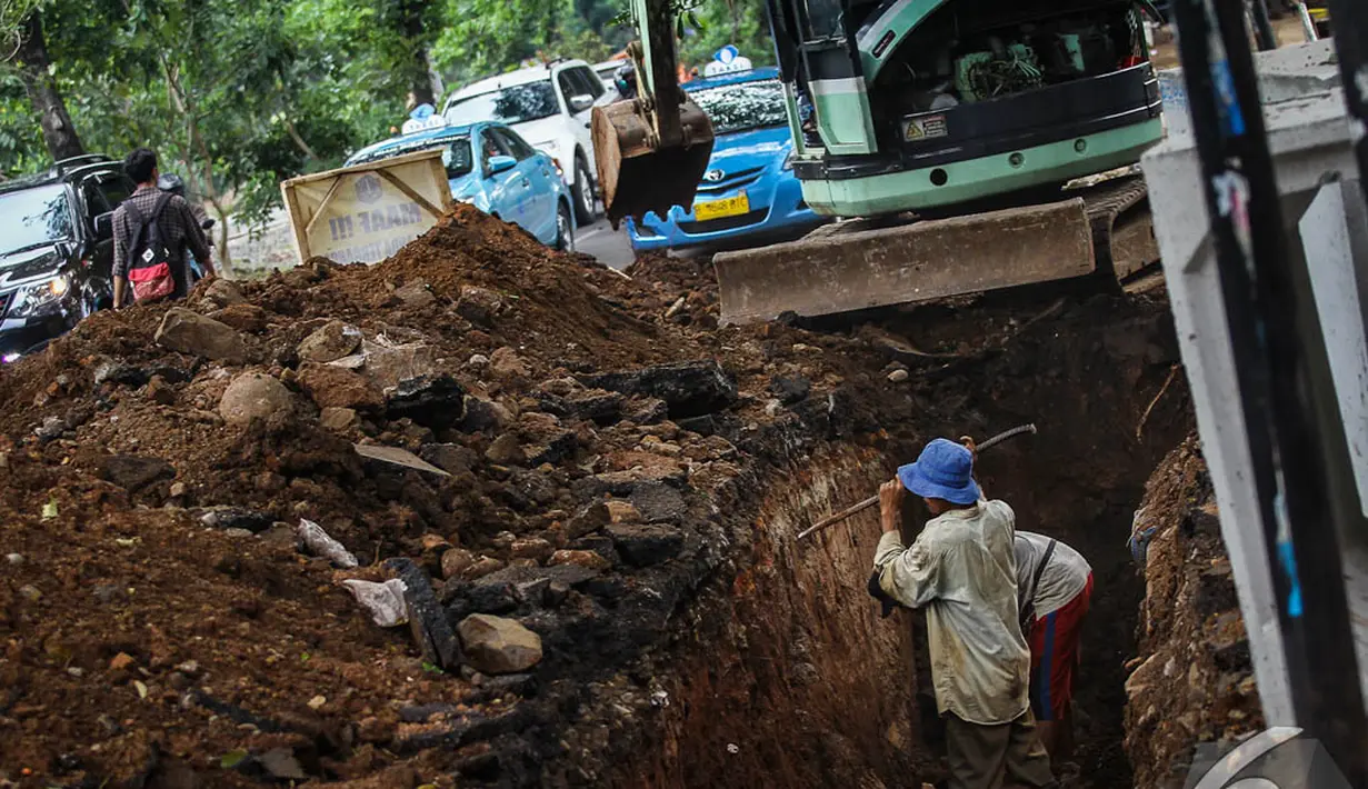 Perbaikan saluran air di Jalan Latuharhari, Jakarta, Jumat (14/11/2014) dilakukan untuk mengantisipasi genangan air saat musim hujan. (Liputan6.com/Faizal Fanani)