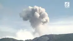 Gunung Ibu di Halmahera Barat, Maluku Utara meletus. Letusan Gunung Ibu membuat warga harus menjauhi radius 2 kilometer dari area gunung agar aman.