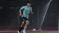 Pemain Timnas Indonesia U-16, Matthew Baker melakukan jogging dalam sesi official training di Stadion UNS, Solo, Jawa Tengah, Minggu (30/6/2024) jelang menghadapi Australia dalam laga semifinal Piala AFF U-16 pada Senin (1/7/2024) di Stadion Manahan, Solo. (Bola.com/Abdul Aziz)