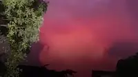Video kemunculan awan merah disertai petir di atas Gunung Welirang, Pasuruan, Jawa Timur, ramai dibicarakan warganet di media sosial. (Liputan6.com/ Istimewa)