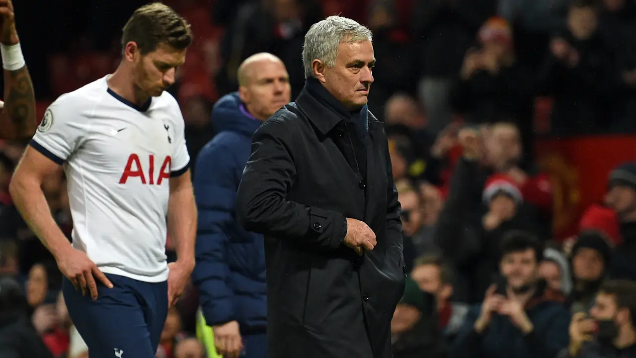 Wajah Kecewa Jose Mourinho di Old Trafford