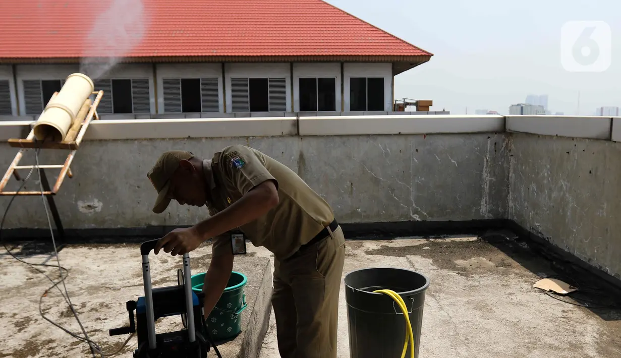 Penyemprotan dilakukan pada pukul 08.00-11.00 WIB dan 13.00-16.00 WIB. (Liputan6.com/Herman Zakharia)