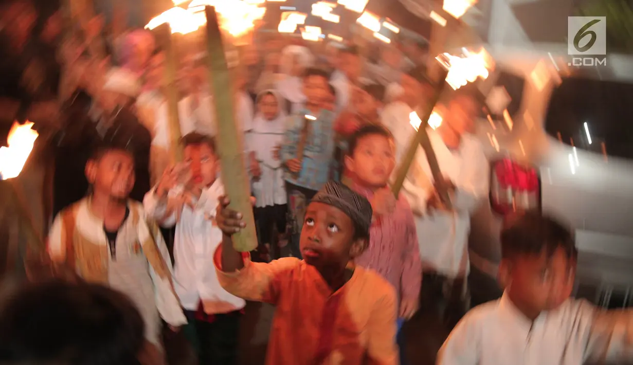 Anak-anak mengikuti pawai obor menyambut Tahun Baru Islam 1 Muharam 1439 Hijriah kawasan Cikini, Jakarta, Rabu (20/9). Tanggal 21 September menjadi awal tahun bagi penanggalan kalender 1439 Hijriah. (Liputan6.com/Faizal Fanani)