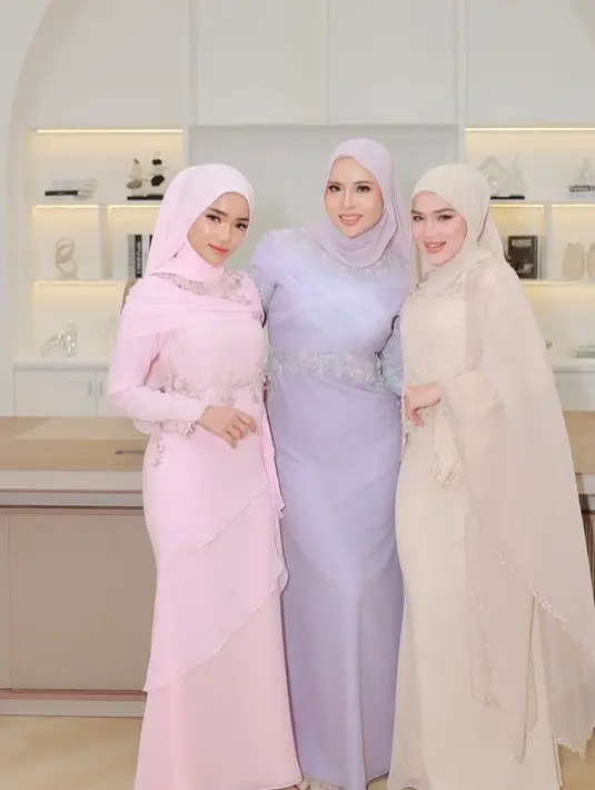 Melengkapi tampilannya dengan kerudung panjang warna coklat yang senada dengan busananya. Wajahnya dipoles blush on pink dan lipstik matte coral. [@fuji_an]