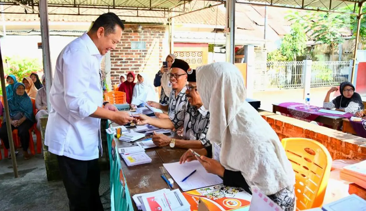 Ketua DPR RI Bambang Soesatyo saat mendaftar di Tempat Pemungutan Suara (TPS) 15, Kelurahan Purbalingga Lor, Kecamatan Purbalingga, Kabupaten Purbalingga, Jawa Tengah, Rabu (17/4). (Liputan6.com/Pool/Humas DPR)