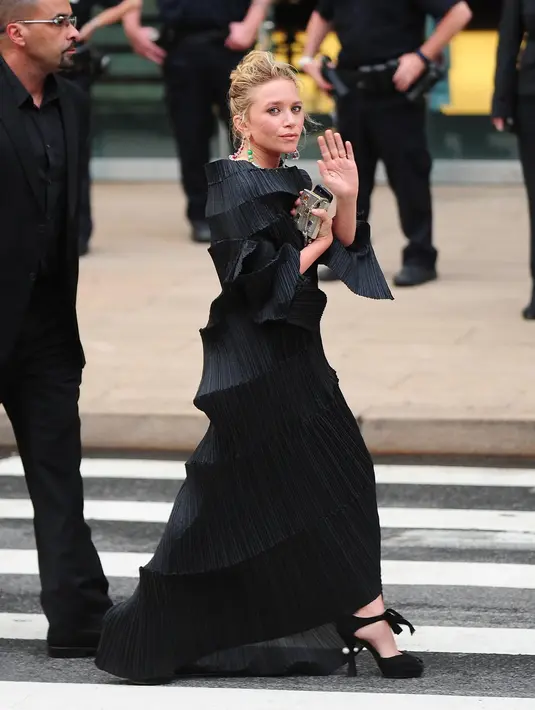 Mary-Kate Olsen tiba di CFDA Awards 2013 dalam balutan gaun Issey Miyake.