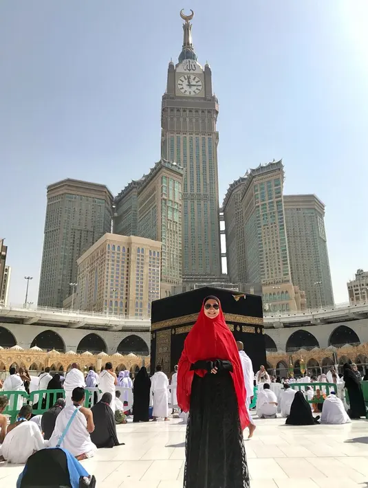 Ayuma merupakan alumni Ilmu Hukum, Universitas Airlangga. Selain pandai padupadan saat tak berhijab, dirinya juga sangat terampil memadupadan busana saat memakai hijan. Berbalut jilbab berwarna merah, ia padukan dengan kacamata gelap dan gamis berwarna hitam. (Liputan6.com/IG/@ayumaulida97)