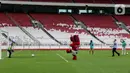 Menteri Pemuda dan Olahraga Zainudin Amali (kiri) menjaga gawang dari tendangan bola Ketua PSSI Mochamad Iriawan (kedua kanan) saat Hitung Mundur 100 Hari Menuju Piala Dunia U-20 di Stadion Utama Gelora Bung Karno, Jakarta, Kamis (9/2/2022). Piala Dunia U-20 2023 akan digelar di Indonesia mulai 20 Mei hingga 11 Juni mendatang di Stadion Utama Gelora Bung Karno. (Liputan6.com/Johan Tallo)