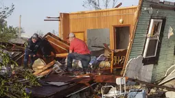 Tornado menghancurkan rumah-rumah, memaksa evakuasi panti jompo dan menumbangkan pepohonan serta kabel listrik saat melanda sebuah kota kecil di Oklahoma. (Mike Simons/Tulsa World via AP)