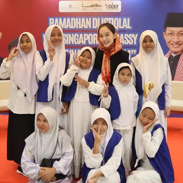 6 Potret Shanna Shannon Pertama Kali ke Masjid Istiqlal, Ikut Bukber dan Tampil Berhijab