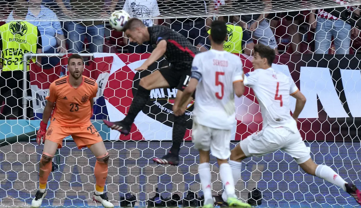 Namun, kemenangan Spanyol yang sudah di depan mata buyar pada menit ke-90+2. Mario Pasalic berhasil menyamakan skor dengan sundulan. Skor tetap 3-3 hingga babak kedua berakhir. Pertandingan berlanjut ke babak perpanjangan waktu. (Foto: AP/Pool/Martin Meissner)