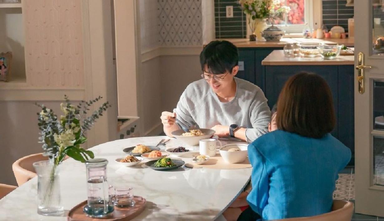 Pasangan suami istri ini menikmati sarapan dengan suasana hangat dan penuh kebahagiaan.  (Foto: TV Chosun)