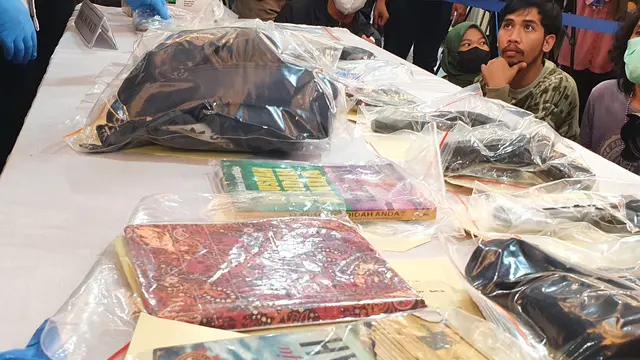 Penampakan barang bukti kasus wanita bercadar yang menodongkan pistol ke Paspampres di Istana Jakarta