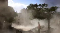 Seorang pria Palestina berdiri di samping kursi roda kosong setelah ledakan di kawasan Saftawi, barat Jabalia di Jalur Gaza utara pada 25 Agustus 2025, di tengah perang yang sedang berlangsung antara Israel dan kelompok militan Palestina Hamas. (BASHAR TALEB/AFP)