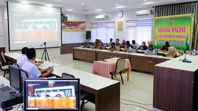 Suasana sidang online pelanggar PSBB Pekanbaru dan himbauan pemerintah selama pandemi virus corona atau covid-19 di Pekanbaru.