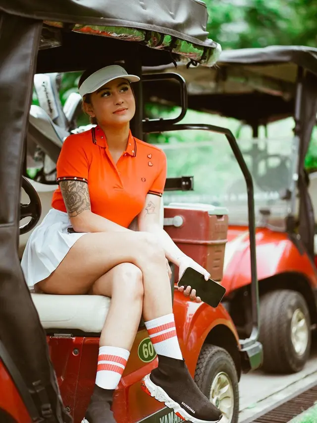 Gaya Sporty Awkarin Saat Main Golf, Curi Perhatian. (Sumber: Instagram/awkarin)