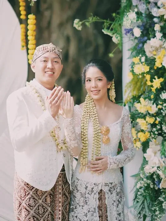 Sang mempelai perempuan pun tampil dengan sanggul modern dihiasi ronce melati. Serta anting-anting keemasan dengan makeup natural. [@sabaidieter]