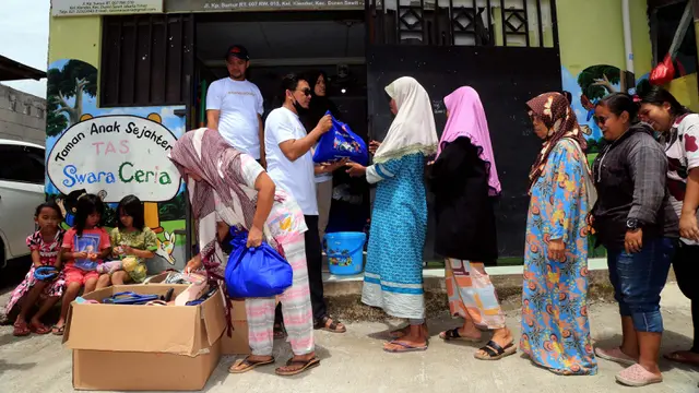 Donasi 300 Sandal Jepit dan Sembako Bagi Masyarakat yang Membutuhkan