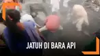 Seorang wanita menjalani ritual kuno di India. Di pertengahan jalan wanita tersebut jatuh di bara api. Ritual ini menandai dimulainya festival Holi.