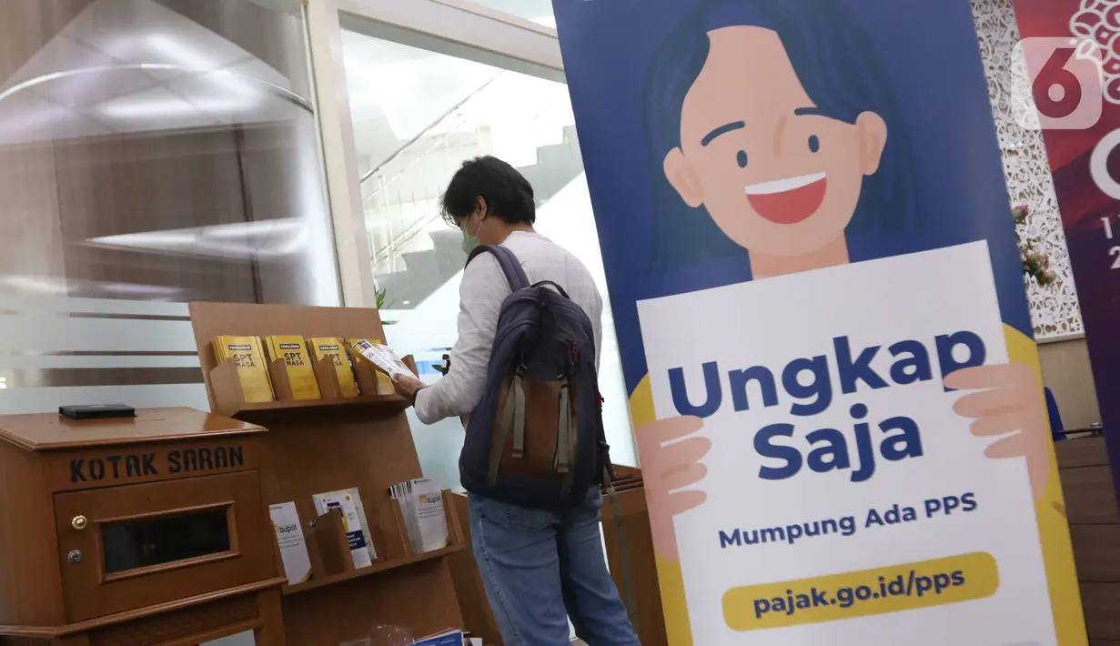 Wajib pajak mencari informasi mengenai Program Pengungkapan Sukarela (PPS) di kantor pelayanan pajak pratama di Jakarta, Senin (7/3/2022). Ditjen Pajak Kementerian Keuangan mencatat bahwa hingga Senin (7/3/2022), terdapat 19.703 wajib pajak yang mendaftar program PPS. (Liputan6.com/Angga Yuniar)