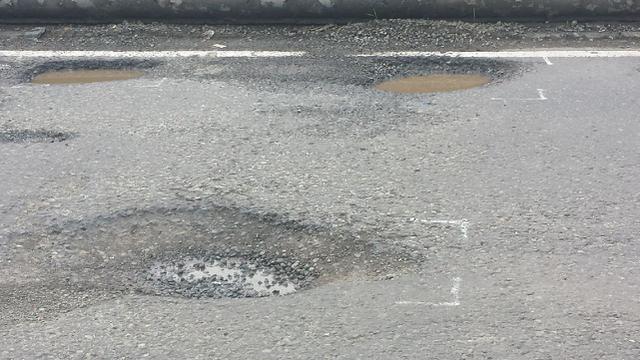 Ratusan Lubang Menganga Intai Pelintas Jalur Tegal-Brebes