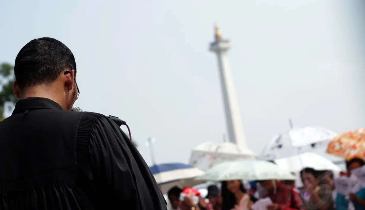 Ratusan jemaat dari HKBP Filadelfia dan GKI Yasmin kembali melakukan ibadah Natal di depan Istana Merdeka Jakarta, Kamis (25/12/2014). (Liputan6.com/Faizal Fanani)