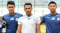 Andrias Francisco (tengah) disiapkan ke tim senior Arema. (Bola.com/Iwan Setiawan)