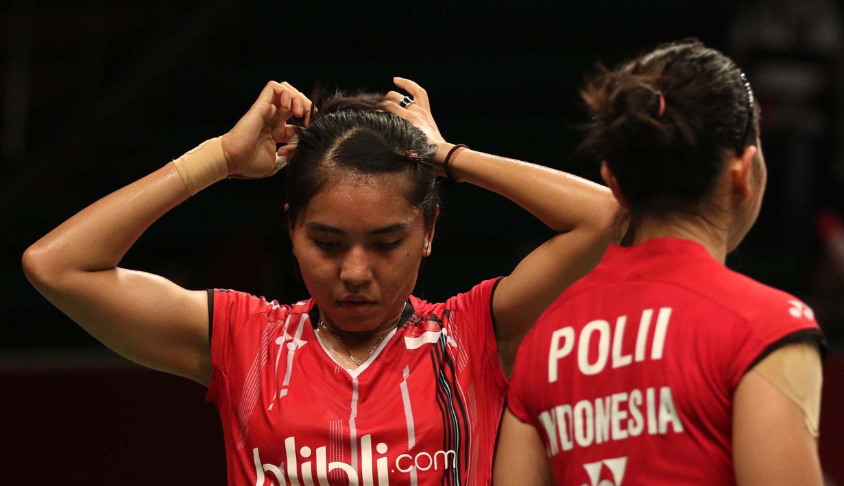 Nitya memperbaiki rambutnya supaya tidak mengganggu saat bertanding. (Bola.com/Arief Bagus)