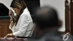 Artha Meris Simbolon berdoa sebelum  sidang pembacaan vonis dimulai, Pengadilan Tipikor, Jakarta, Kamis (20/11/2014). (Liputan6.com/Miftahul Hayat)