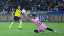 Pemain Oxford United, Mark Harris, mencetak gol ke gawang Liga Indonesia All Star dalam laga pembuka turnamen Piala Presiden 2025 di Stadion Utama Gelora Bung Karno (SUGBK), Minggu (6/7/2025) malam. (Bola.com/M Iqbal Ichsan)