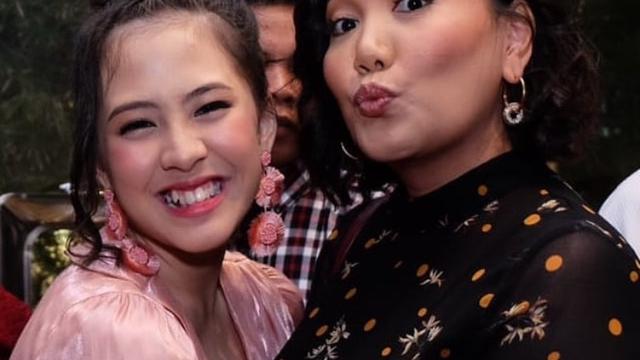 Gina S. Noer bersama salah satu pemain film Dua Garis Biru, Zara JKT48. (Foto: Dok. Instagram @ginasnoer)