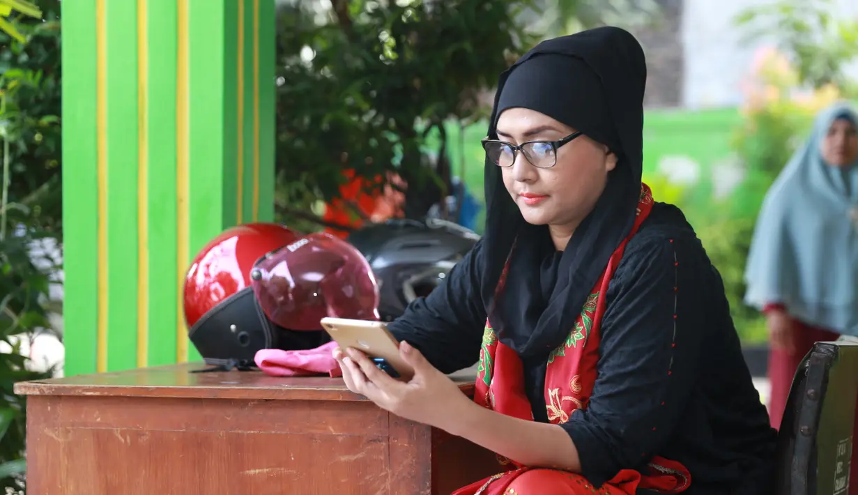 Keceriaan begitu terlihat dari Ria yang kini berusia 47 tahun. Jelang akad nikahnya, kedua mempelai ini juga melontarkan guyonan-guyonan. Pernikahannya juga disiarkan langsung Facebook. (Adrian Putra/Bintang.com)