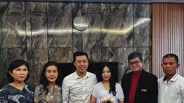 Terpaut Usia 17 Tahun, Ini 6 Momen Pernikahan Kapten Vincent Raditya