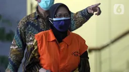 Andririni Yaktiningsasi bersiap menjalani rilis penetapan penahanan di Gedung KPK, Jakarta, Jumat (3/9/2021). Andririni Yaktiningsasi merupakan tersangka dugaan korupsi terkait pengadaan pekerjaan jasa konsultasi di Perum Jasa Tirta II tahun 2017. (Liputan6.com/Helmi Fithriansyah)