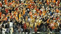 Jakmania terlibat keributan saat pertandingan Persija vs Persib di Stadion Manahan, Solo (5/11/2016). (Bola.com/Romi Syahputra)