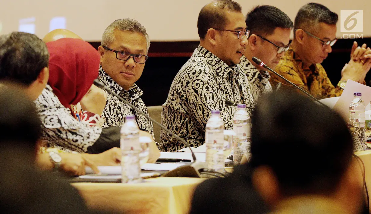 Ketua KPU Arief Budiman (kedua kiri) saat Rekapitulasi Nasional Peserta Pemilu 2019, Jakarta (17/2). Keempat belas partai itu dianggap memenuhi syarat administrasi dan verifikasi faktual secara nasional. (Liputan6.com/JohanTallo)