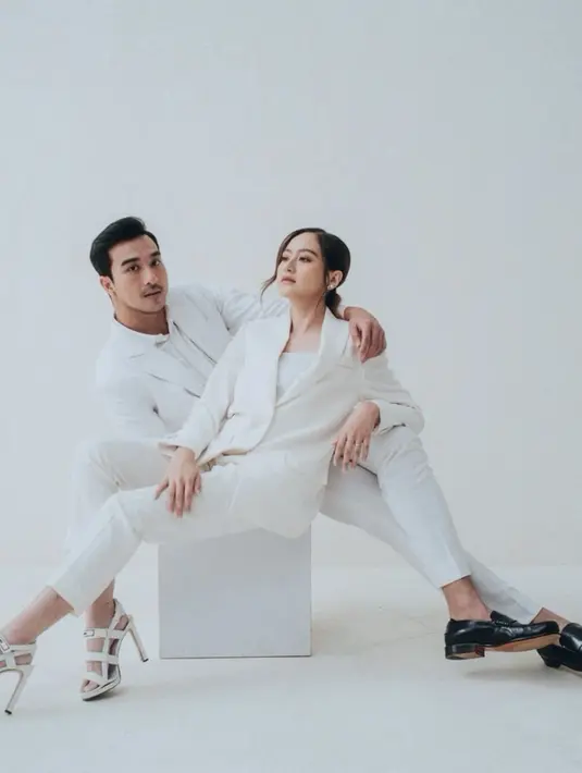 Melihat potret prewedding antara Ibrahim Risyad dan Salshabilla Adriani dalam balutan office look serba putih. [Foto: Instagram/ibrhmrsyd]