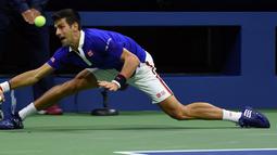 Novak Djokovic mengungguli Roger Federer dengan skor 6-4, 5-7, 6-4, 6-4 di lapangan Stadion Arthur Ashe, Senin (14/8/2015) pagi WIB. (AFP Photo/Jewel Samad)