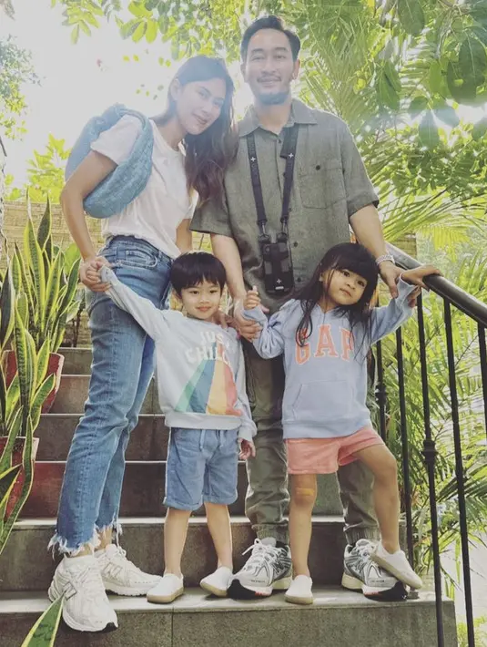 Syahnaz sepertinya tidak merayakan bersama keluarga besar, ia nampak hanya mengenakan t shirt putih polos dipadukan celana denim. Sedangkan Jeje mengenakan kemeja hijaunya. @syahnazs