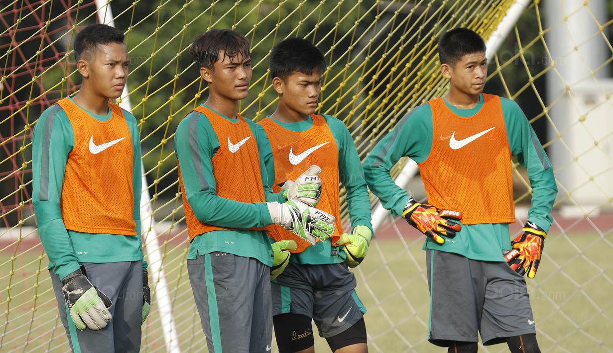 Kiper Timnas Indonesia U-16 saat latihan di Lapangan Atang Sutresna, Cijantung, Selasa (12/9/2017). Latihan tersebut untuk persiapan kualifikasi Piala Asia U-16 di Thailand. (Bola.com/M Iqbal Ichsan)