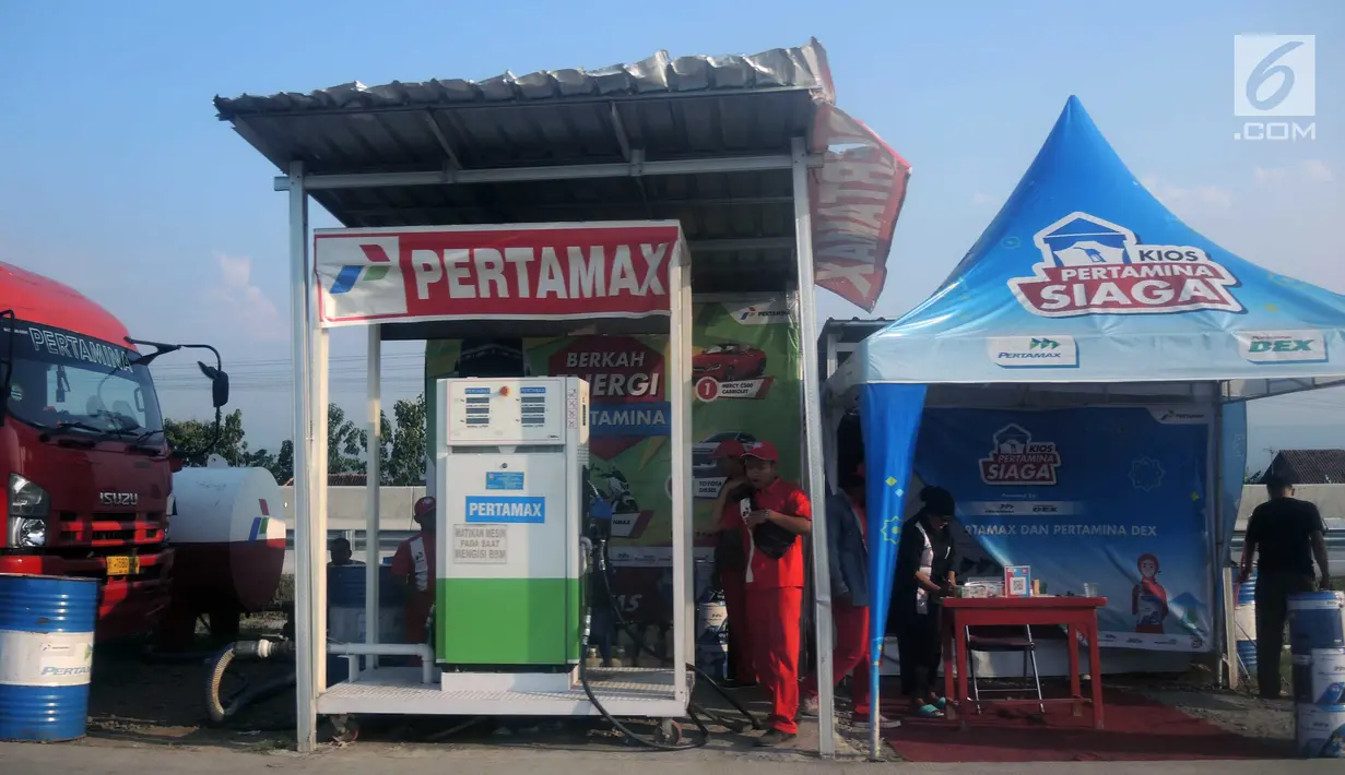 Pompa bensin tersedia di rest area Tol Pejagan Km 260, Kabupaten Brebes, Jawa Tengah, Senin (27/5/2019). Sejumlah rest area dibangun untuk kenyamanan para pemudik jelang arus mudik 2019. (Liputan6.com/Gholib)