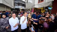 Presiden Jokowi  saat  mengunjungi Pasar Rogojampi, Kabupaten Banyuwangi, Provinsi Jawa Timur, pada Rabu (27/12/2023).BPMI Setpres