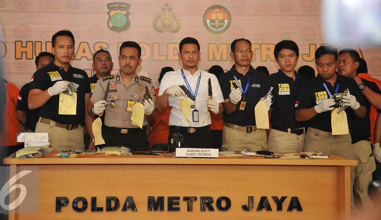 Petugas memperlihatkan barang bukti saat rilis tindak kasus di Polda Meto Jaya, Jakarta, Senin (15/8). Kasus yang dirilis diantaranya tindak pencurian dengan kekerasan dan tindak pidana tanpa hak membawa senjata api. (Liputan6.com/Gempur M Surya)