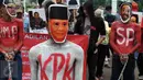 Massa dari Komite Penyelamat Keadilan (KPK) melakukan aksi teaterikal di depan Istana Negara, Jakarta, Selasa (5/1/2016). Mereka mendesak KPK segera menangkap Surya Paloh yang diduga terlibat dalam kasus Bansos Sumut. (Liputan6.com/Johan Tallo) 