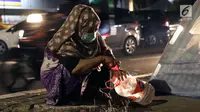 Pencari suaka mencuci tangan jelang masuk ke dalam tenda yang dibangun di atas trotoar depan kantor UNHCR, Jalan Kebon Sirih, Jakarta, Jumat (5/7/2019). Para pencari suaka ini membangun tenda-tenda dan meminta kepastian perlindungan dari UNHCR . (Liputan6.com/Helmi Fithriansyah)