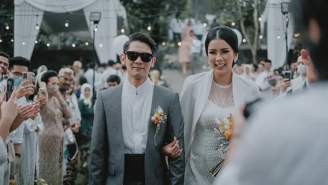 7 Detail Pernikahan Dea Rizkita Berkonsep Adat Sunda dan Modern, Curi Perhatian