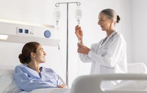 Ilustrasi sakit, dirawat di rumah sakit, diinfus. (Photo Copyright by Freepik)