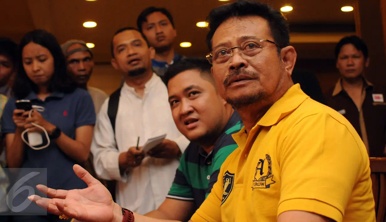 Syahrul Yasin Limpo menjawab pertanyaan terkait pencalonan dirinya sebagai Calon Ketua Umum Partai Golkar, Jakarta, Minggu (8/5/2016). Sebelumnya, Syahrul menolak memberi mahar Rp 1 miliar kepada panitia Munaslub. (Liputan6.com/Helmi Fithriansyah)